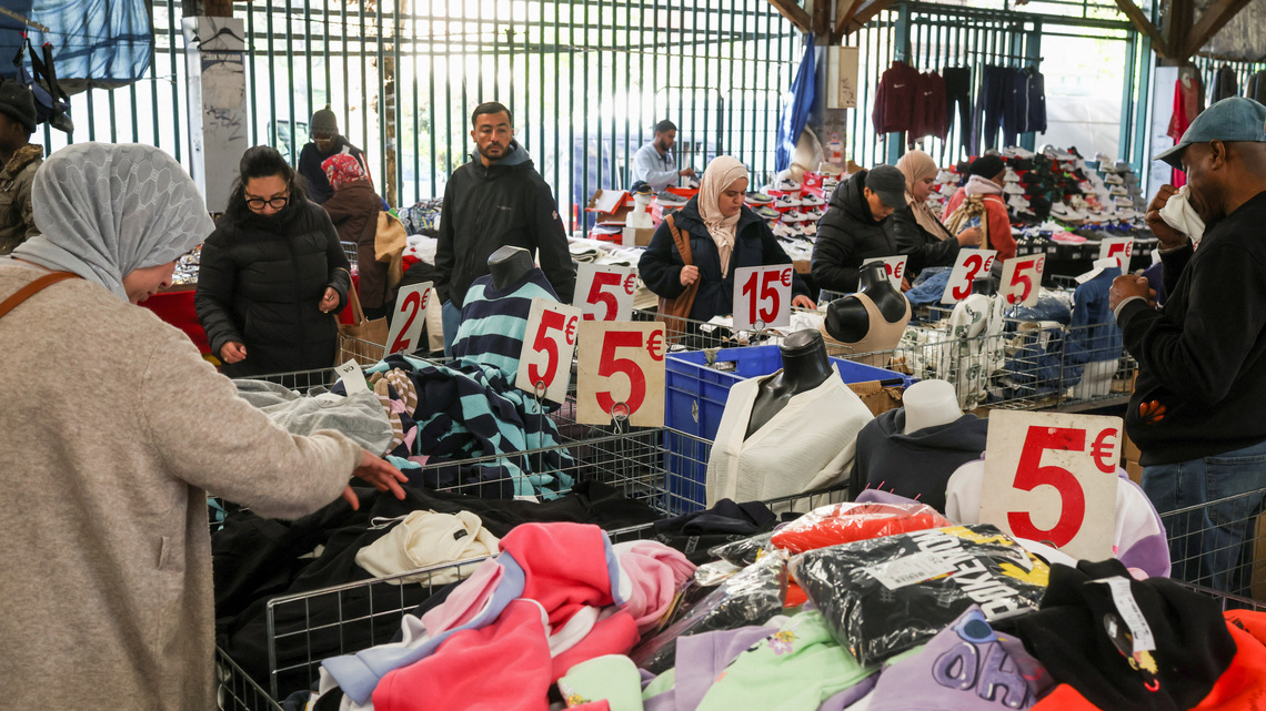 Euro zone consumer confidence falls to -17.9 in October 