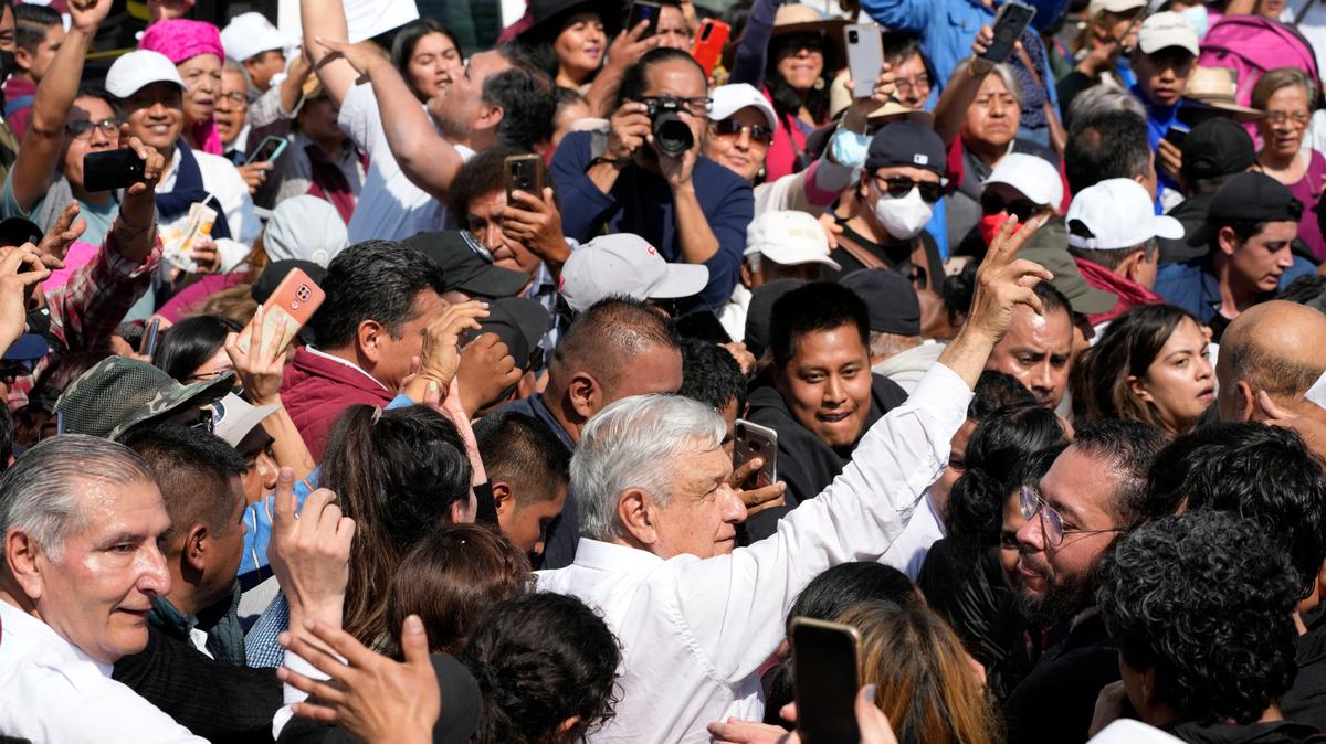 El presidente de México, Andrés Manuel López Obrador, saluda a sus simpatizantes durante una marcha en apoyo a su gobierno, en la Ciudad de México, el domingo 27 de noviembre de 2022. (Foto AP/Fernando Llano)