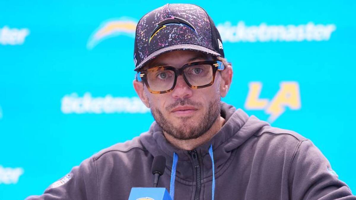 The Reason to Fire Mike McDaniel Goes Beyond the Chargers' 0–6 Record
