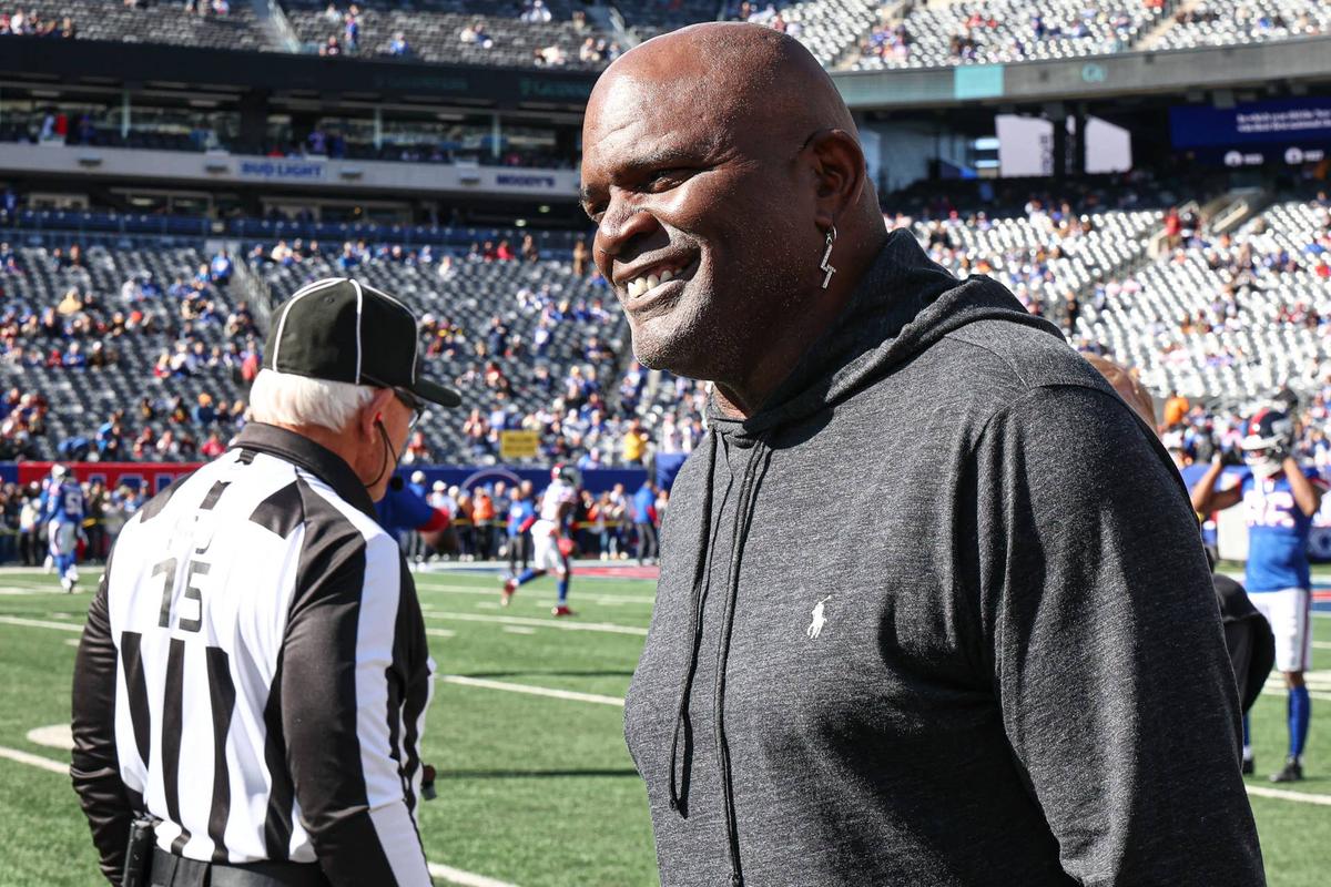  Nov 3, 2024; East Rutherford, New Jersey, USA; Former New York Giants linebacker Lawrence Taylor on the field before the game between the Giants and the Washington Commanders at MetLife Stadium. Mandatory Credit: Vincent Carchietta-Imagn Images 