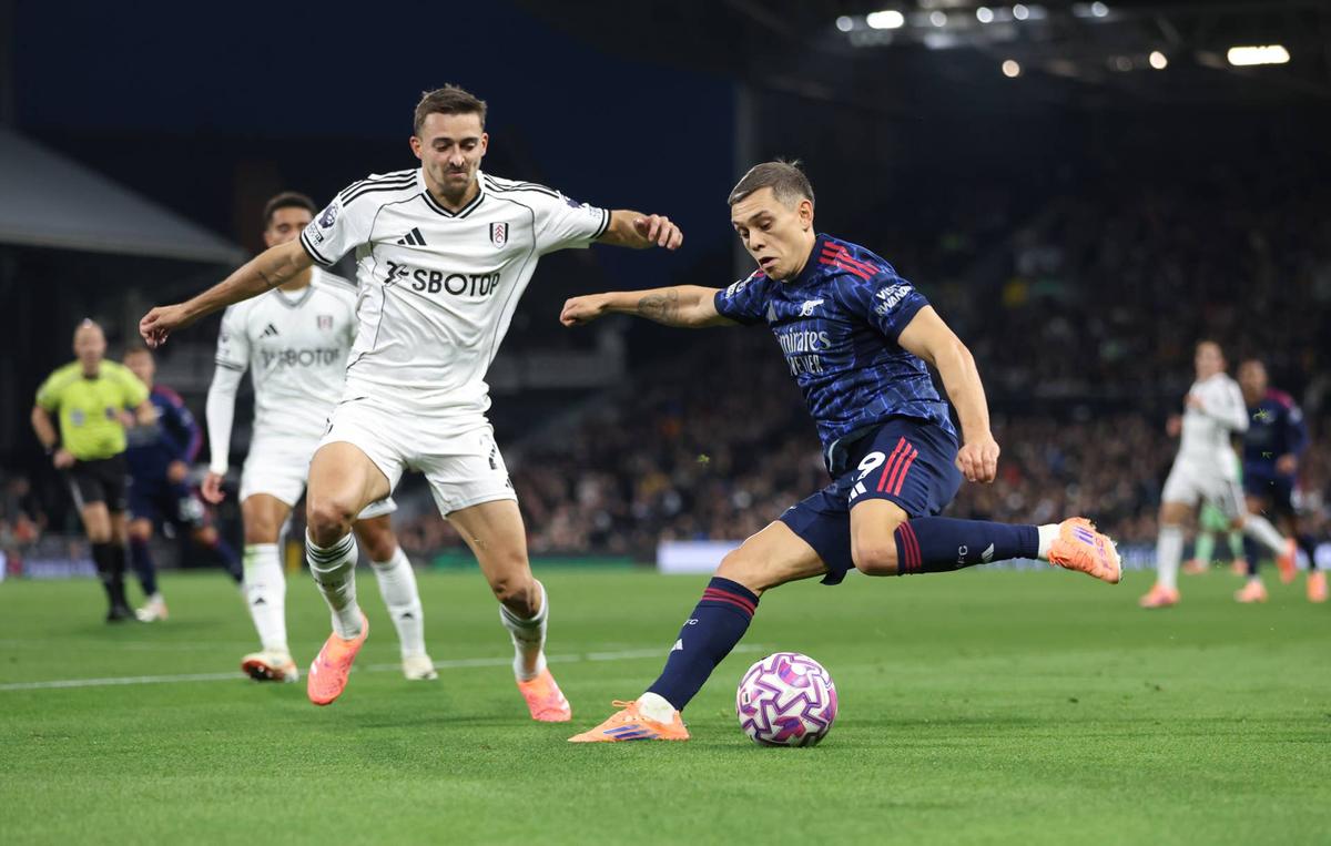  Arsenal's Leandro Trossard and Fulham's Timothy Castagne during the Premier League match between Fulham and Arsenal at Craven Cottage on October 18, 2025 in London, England. (Photo by Rob Newell - CameraSport via Getty Images) Photo by Rob Newell - CameraSport via Getty Images