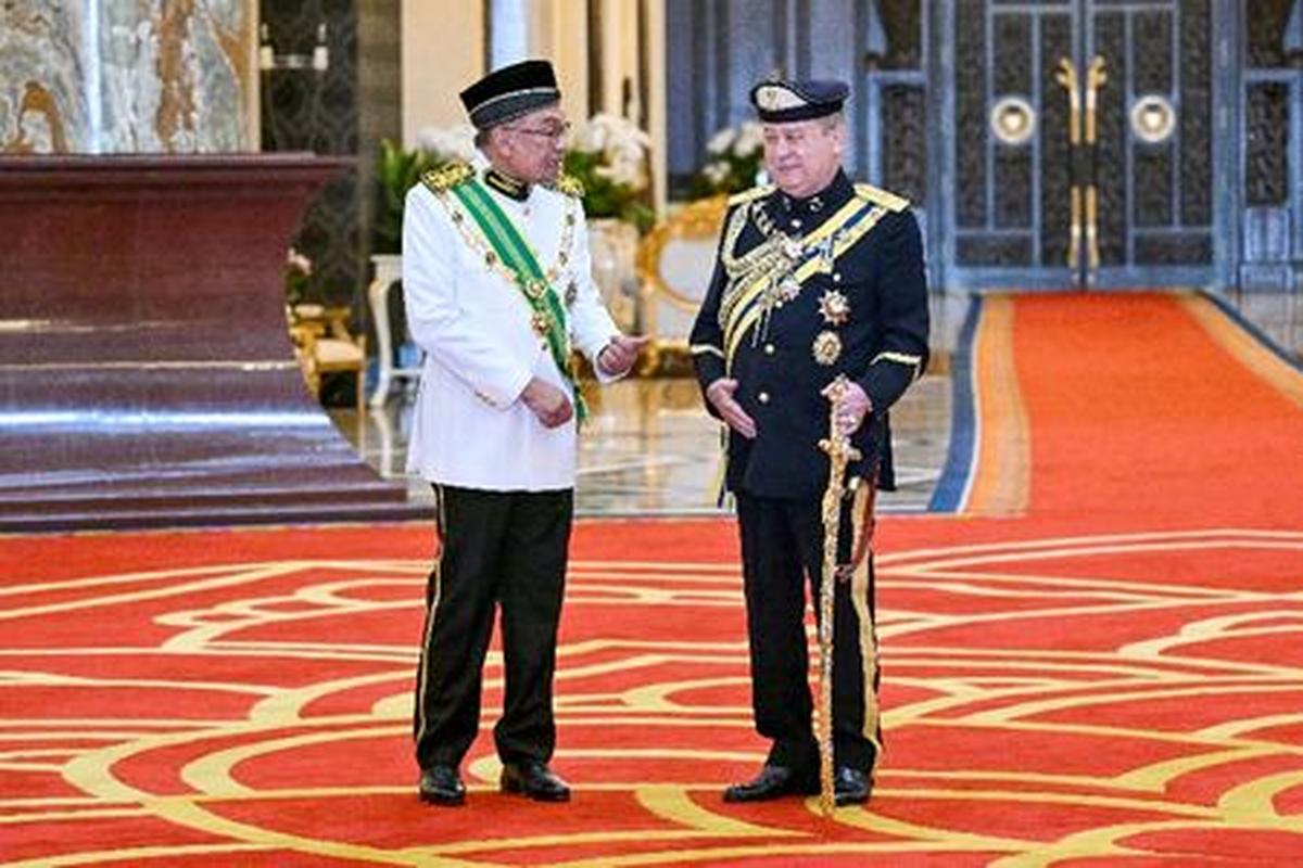 King of Malaysia Sultan Ibrahim Iskandar speaks with Malaysia's Prime Minister Anwar Ibrahim after the oath taking ceremony at the National Palace in Kuala Lumpur, Malaysia on January 31, 2024. MOHD RASFAN/Pool via REUTERS