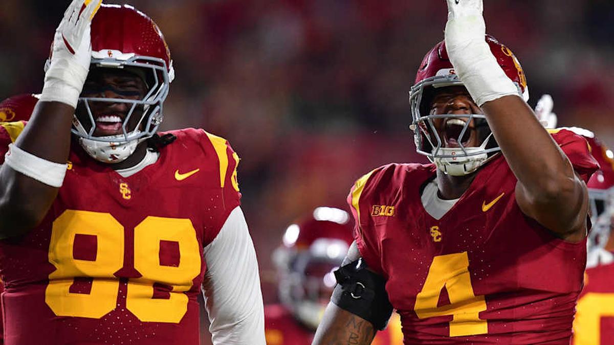  Sep 20, 2025; Los Angeles, California, USA; Southern California Trojans defensive end Jahkeem Stewart (4) reacts after a defensive play against the Michigan State Spartans during the first half at the Los Angeles Memorial Coliseum. Mandatory Credit: Gary A. Vasquez-Imagn Images | Gary A. Vasquez-Imagn Images 