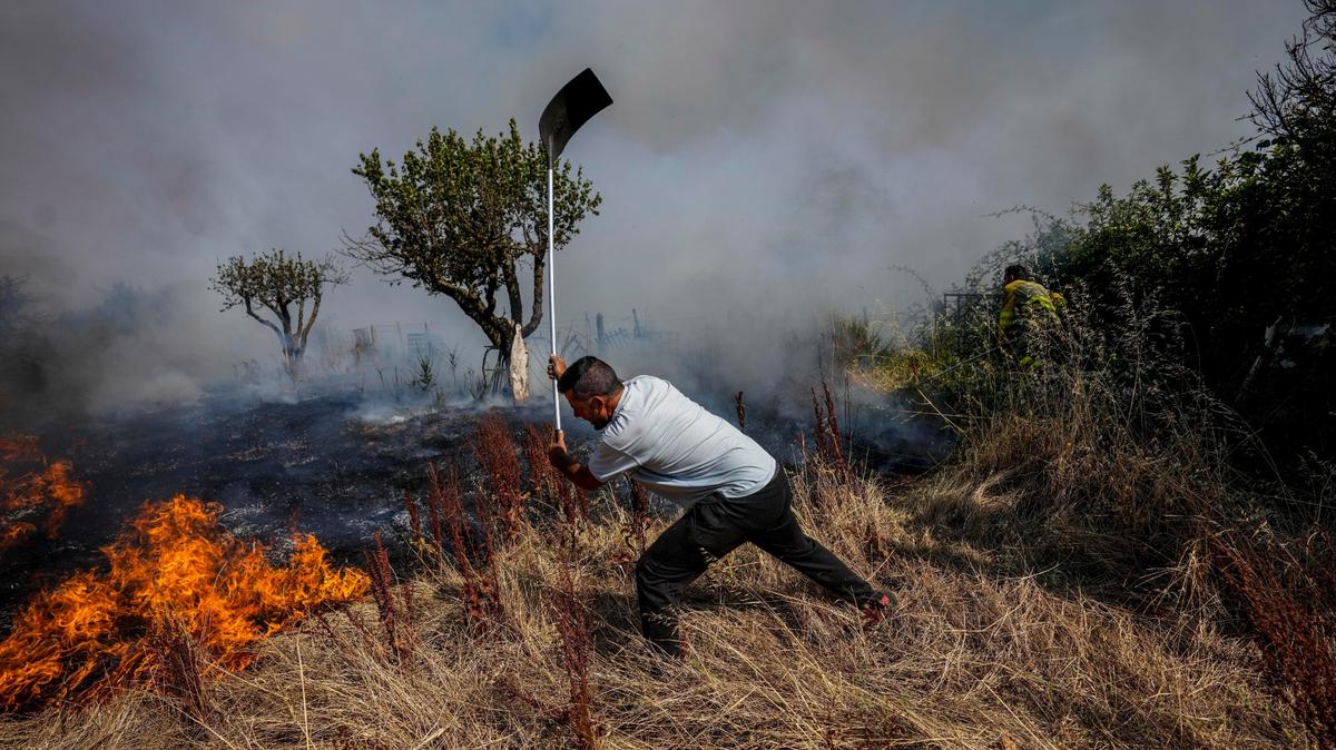 En esta imagen de archivo, un residente lucha contra el fuego con una pala, en Tabara, en el noroeste de España, el 19 de julio de 2022. (AP Foto/Bernat Armangue, archivo)