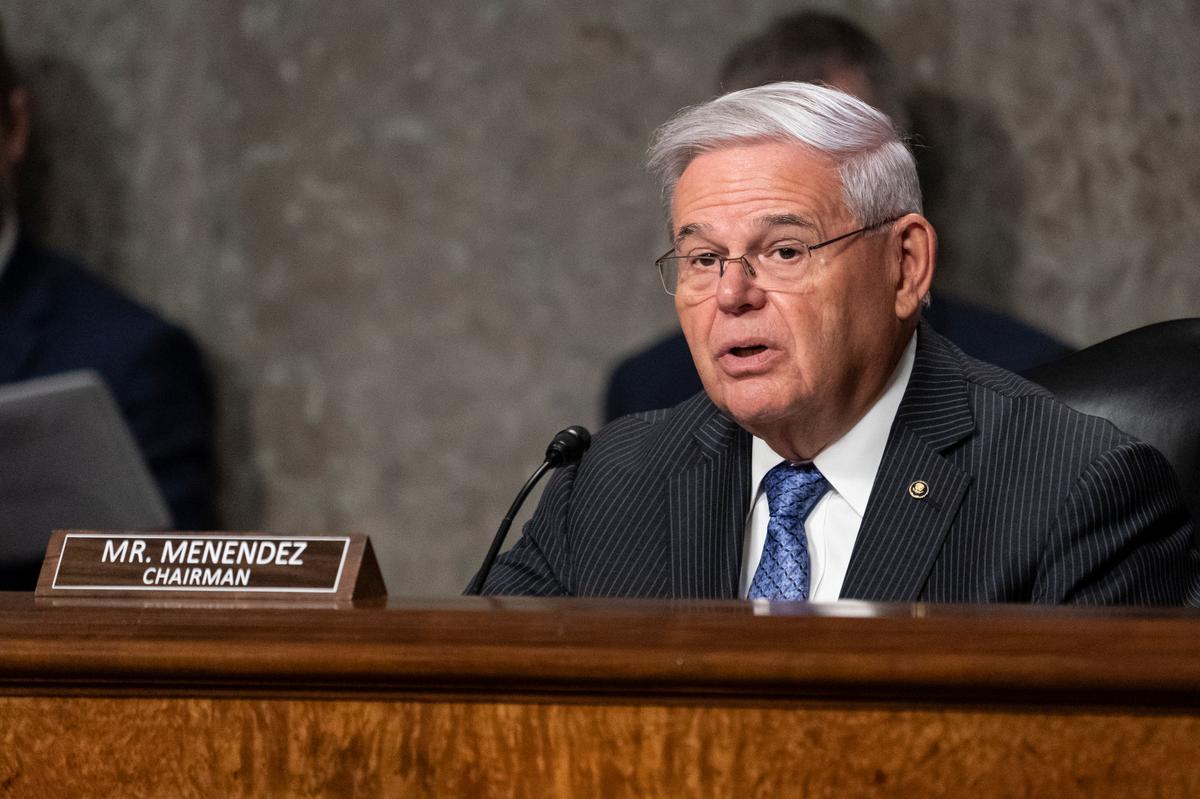 El presidente del Comité de Relaciones Exteriores del Senado, Bob Menéndez., habla durante una audiencia en el congreso de EEUU para examinar la política entre Estados Unidos y Rusia, el 7 de diciembre de 2021, en Washington.