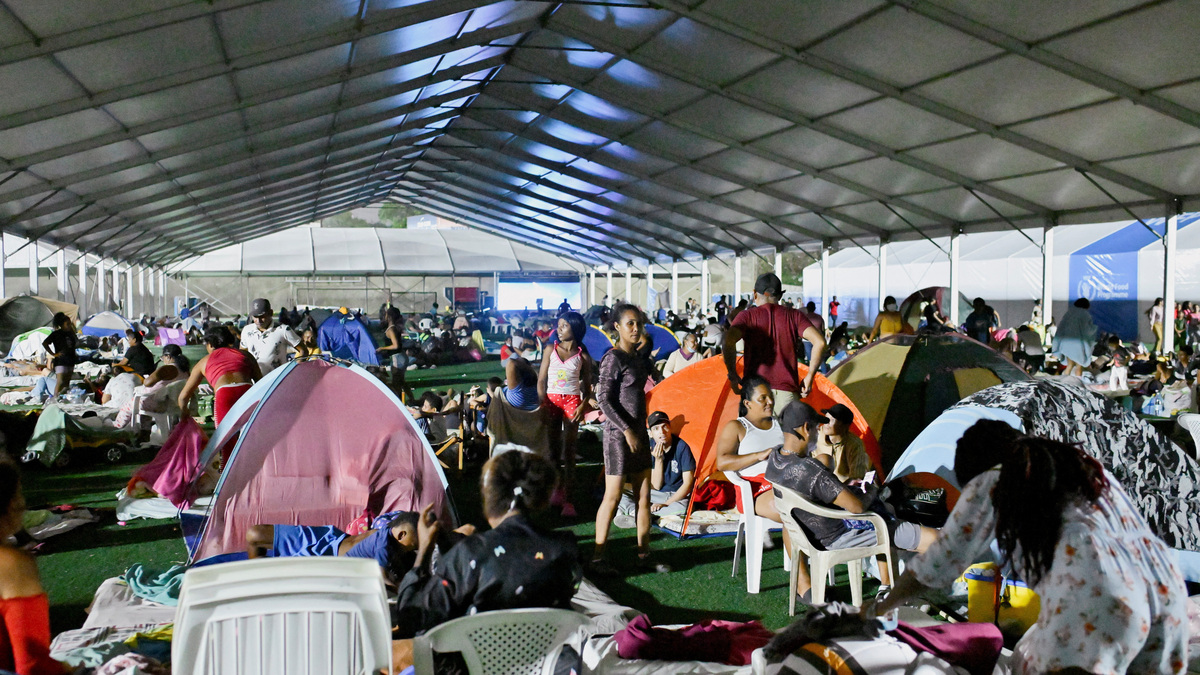 People rest at a temporary shelter in the aftermath of the earthquakes in La Guaira, Venezuela, June 29, 2026. REUTERS/Maxwell Briceno