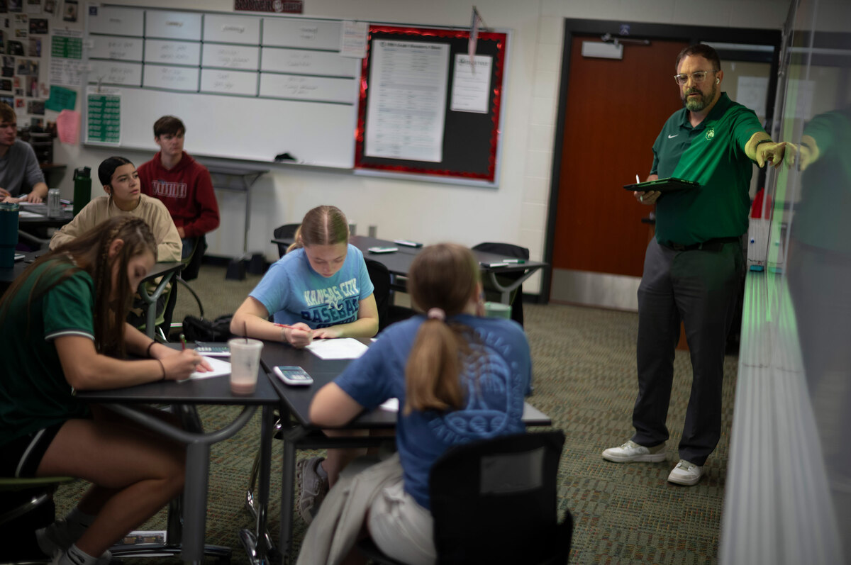  Bell explains a math concept to his students. The integrated math model "is the best of both worlds," Bell says. Credit: Doug Barrett for The Hechinger Report