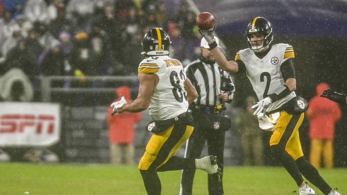  Jan 6, 2024; Baltimore, Maryland, USA; Pittsburgh Steelers quarterback Mason Rudolph (2) throws to tight end Connor Heyward (83) win the run during the first quarter against the Baltimore Ravens at M&T Bank Stadium. Mandatory Credit: Tommy Gilligan-Imagn Images | Tommy Gilligan-Imagn Images 