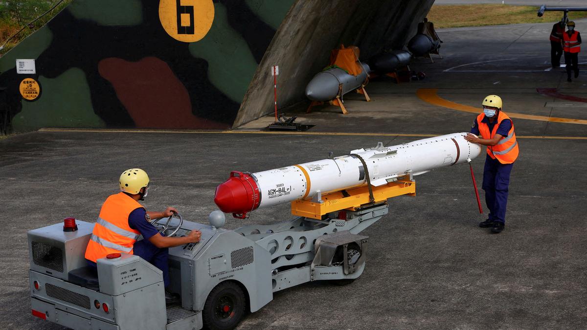 FILE PHOTO: Air force soldiers load U.S.-made Harpoon AGM-84 anti-ship missile at a combat readiness mission during a press-invited event at the airbase in Hualien, Taiwan, August 17, 2022. REUTERS/Ann Wang/File Photo
