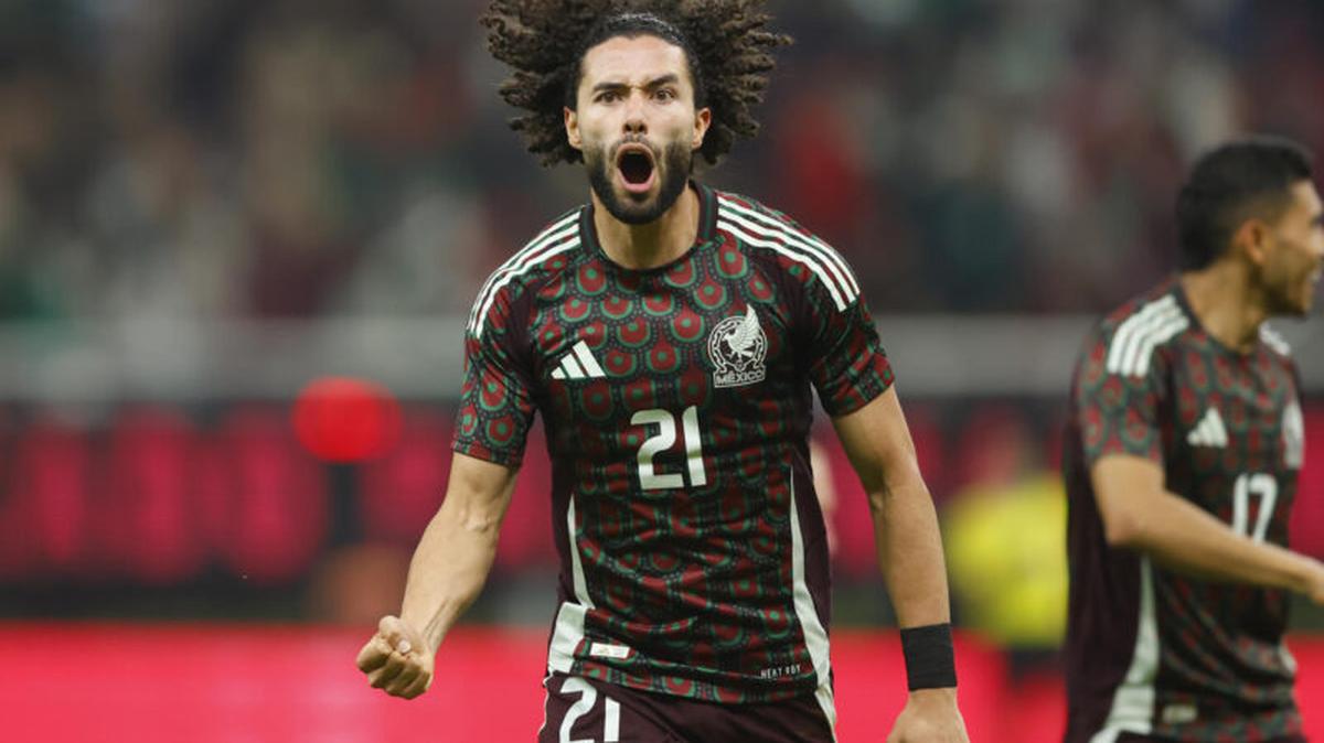 César Huerta de México celebra un gol en el Estadio Akron, en Guadalajara (México). EFE/ Francisco Guasco