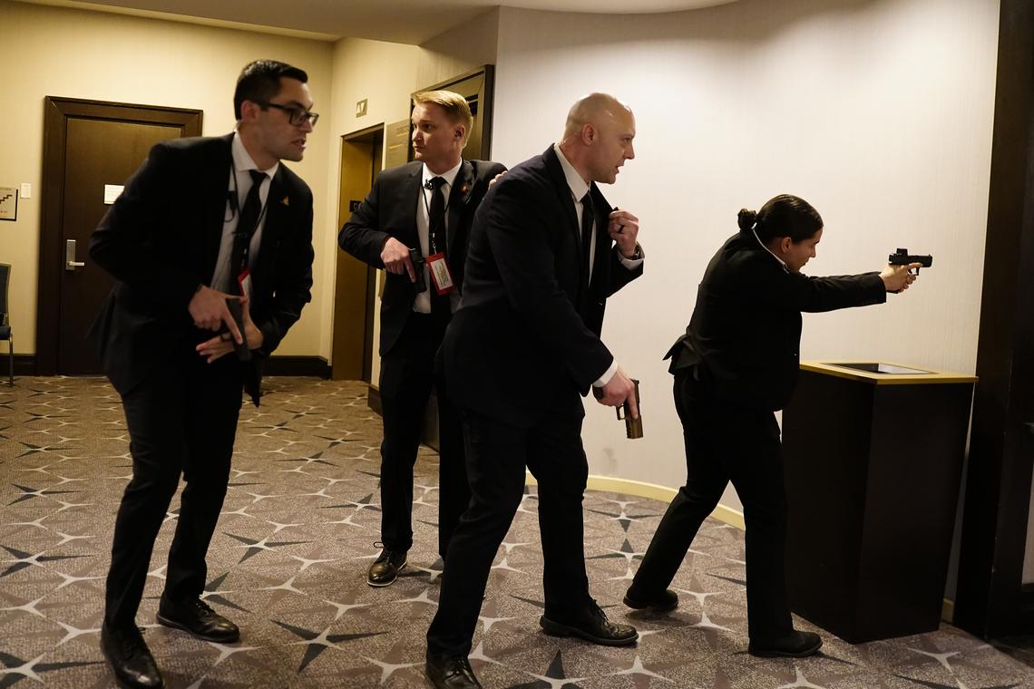  Federal agents draw their guns after an incident at the White House Correspondents Association Dinner on April 25, 2026. 