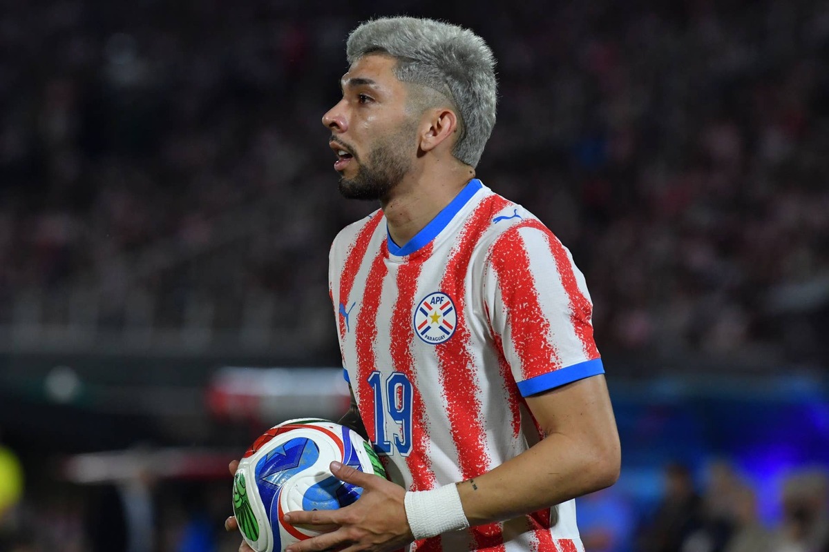  ASUNCION-PARAGUAY - JUNE 5: Julio Enciso of Paraguay takes the ball with his hand to take a free kick during the friendly match between Paraguay and Nicaragua at the Defensores del Chaco stadium on June 5, 2026 in Asuncion, Paraguay. (Photo by Christian Alvarenga /Getty Images) Photo by Christian Alvarenga /Getty Images