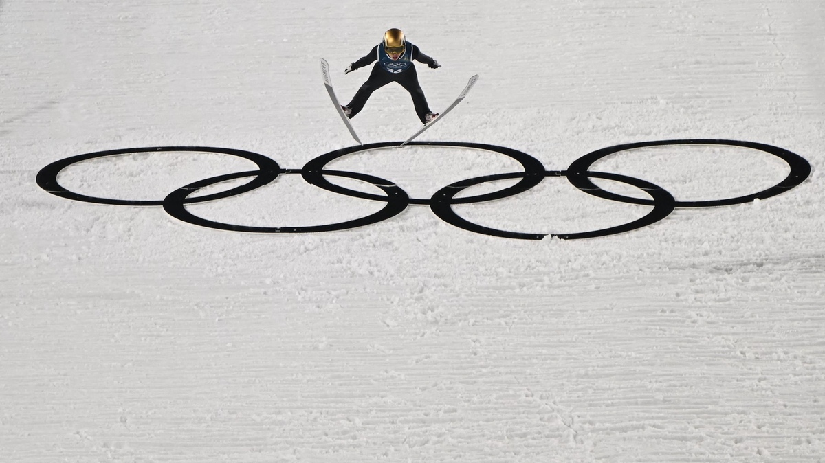France's Valentin Foubert jumps during the men's ski jumping normal hill training of the Milano Cortina 2026 Winter Olympic Games at Predazzo Ski Jumping Stadium in Predazzo (Val di Fiemme), on February 5, 2026. (Photo by Javier SORIANO / AFP)