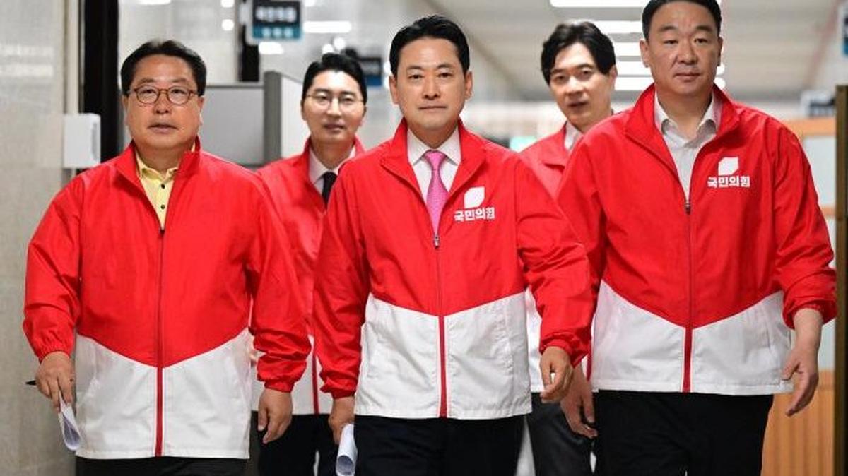 People Power Party campaign committee chief Jang Dong-hyeok attends a central campaign committee meeting at the National Assembly in Seoul on Wednesday, the day of South Korea’s local elections and parliamentary by-elections. Photo by Asia Today
                                            