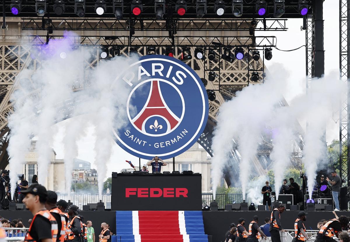 Soccer Football - UEFA Champions League - Paris St Germain celebrate winning the UEFA Champions League Final - Paris, France - May 31, 2026 DJ Feder plays a set near the Eiffel Tower as Paris St Germain fans celebrate after winning the UEFA Champions League final REUTERS/Benoit Tessier