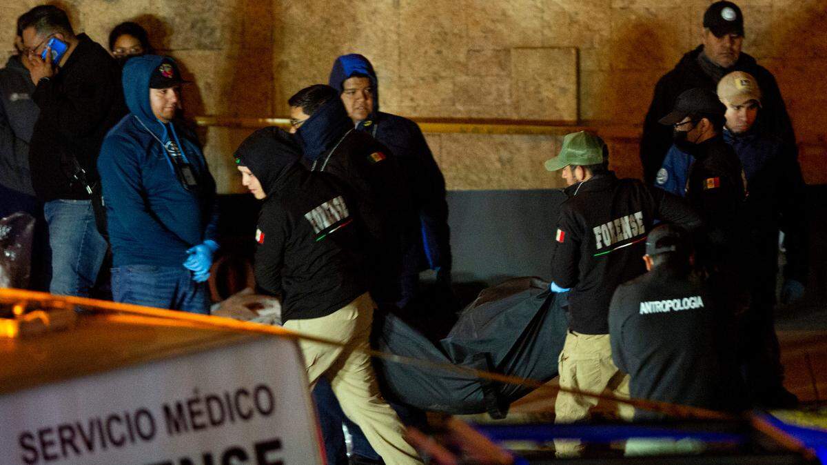 Investigadores forenses inician la tarea de trasladar los 37 cuerpos de migrantes que fallecieron luego de que se produjera un incendio en un centro de detención de inmigrantes mexicanos en Juárez el lunes 27 de marzo de 2023. En el incendio fallecieron 37 personas. Crédito obligatorio: Omar Ornelas-USA TODAY NETWORK