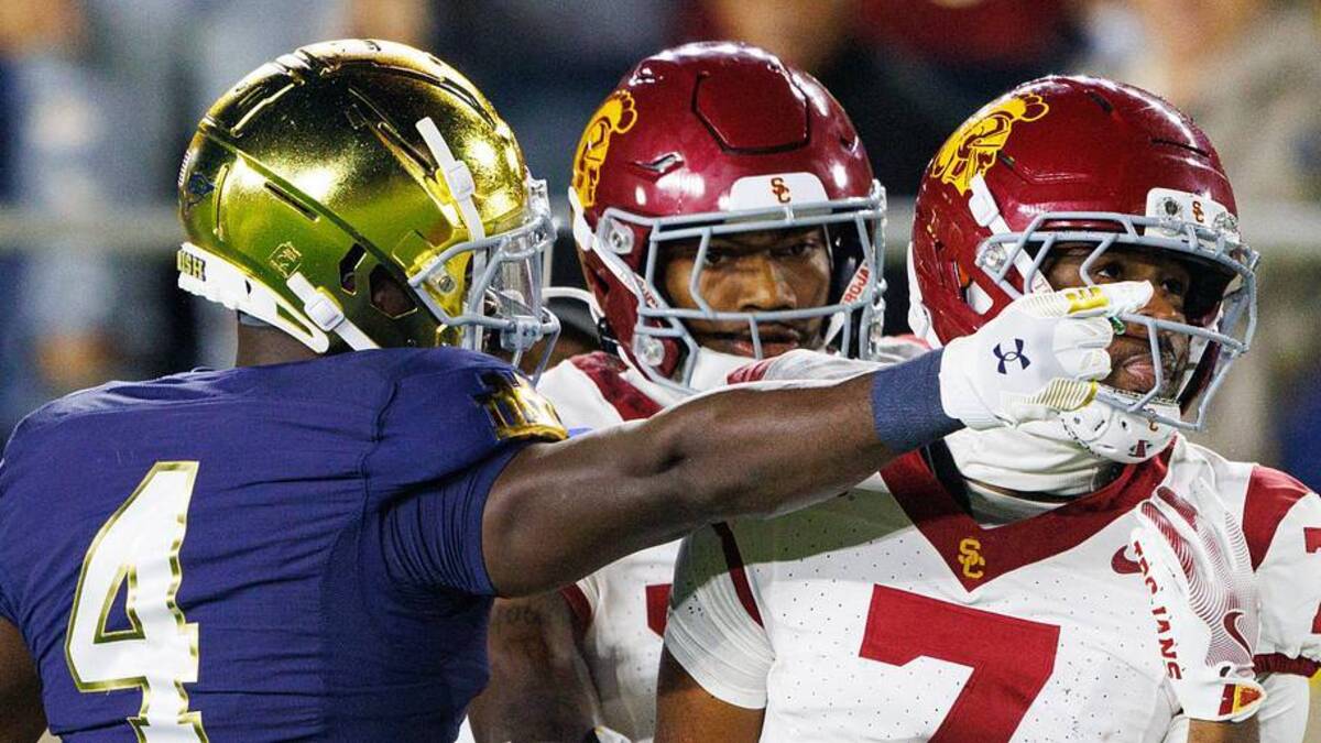  Notre Dame running back Jeremiyah Love (4) celebrates after getting a first down in the first half of a NCAA football game against Southern California at Notre Dame Stadium on Saturday, Oct. 18, 2025, in South Bend. | MICHAEL CLUBB/SOUTH BEND TRIBUNE / USA TODAY NETWORK via Imagn Images 