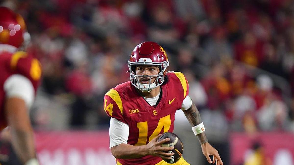  Nov 7, 2025; Los Angeles, California, USA; Southern California Trojans quarterback Jayden Maiava (14) runs the ball against the Northwestern Wildcats during the second half at the Los Angeles Memorial Coliseum. Mandatory Credit: Gary A. Vasquez-Imagn Images | Gary A. Vasquez-Imagn Images 