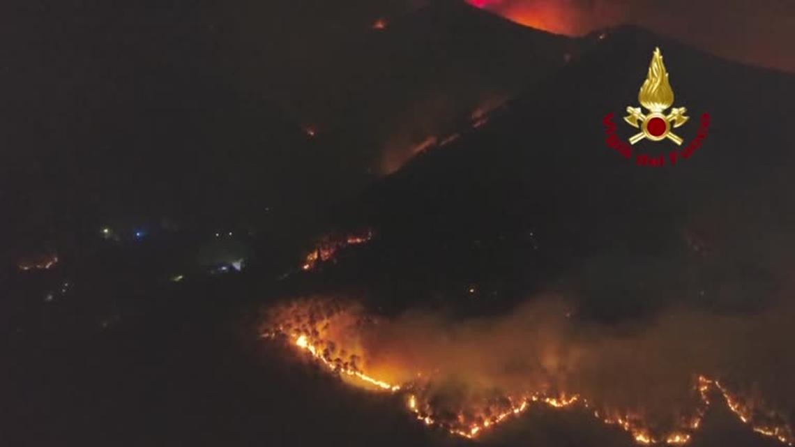 Around 3,000 residents evacuated in Tuscany as winds fan forest fire 