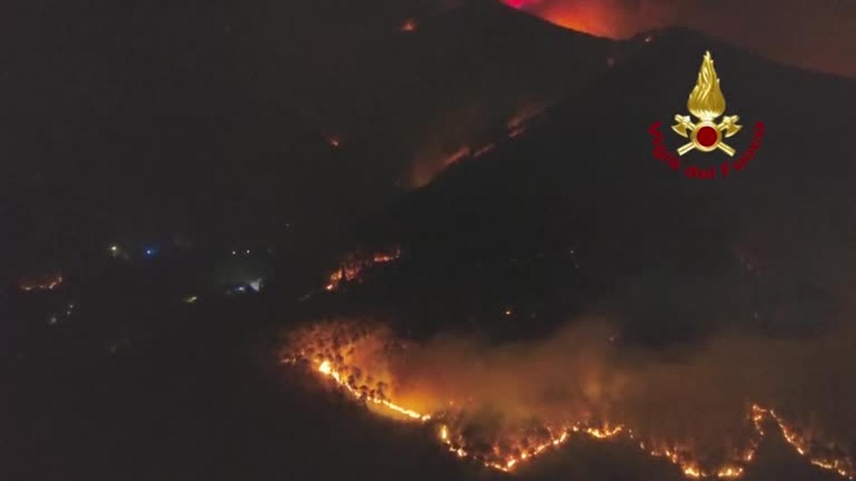 7195EC-ITALY-FIRE_TUSCANY_CAPTIONED__O_