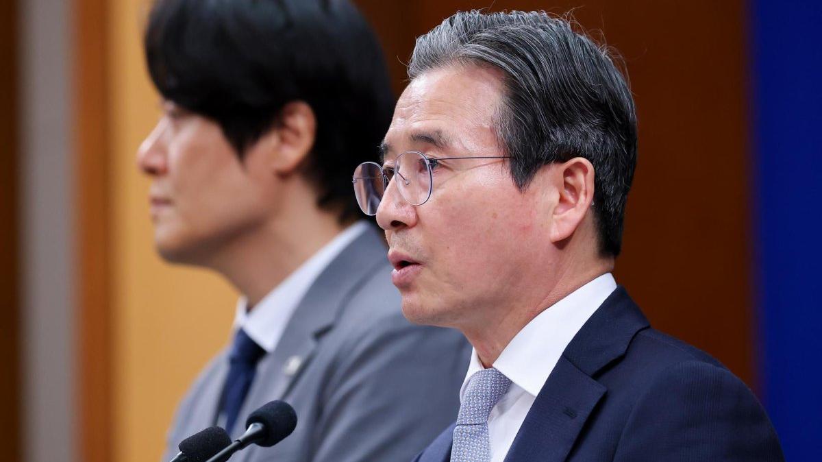 Presidential chief of staff for policy Kim Yong-beom, seen here at Cheong Wa Dae on April 27, on Tuesday proposed introducing public dividends to share in an AI-driven economic boom. File Photo by Yonhap