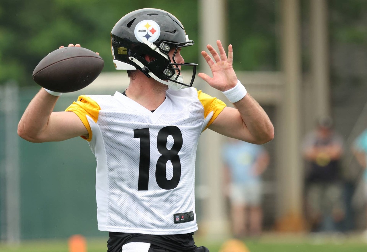  Jun 9, 2026; Pittsburgh, PA, USA; Pittsburgh Steelers quarterback Will Howard (18) participates in drills during Minicamp at UPMC Rooney Sports Complex. Mandatory Credit: Charles LeClaire-Imagn Images 