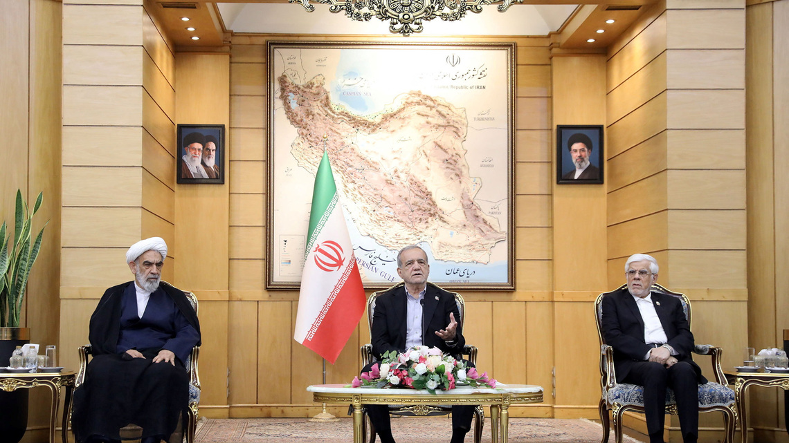 Trump urges complete isolation of Iran, expects deal after election 