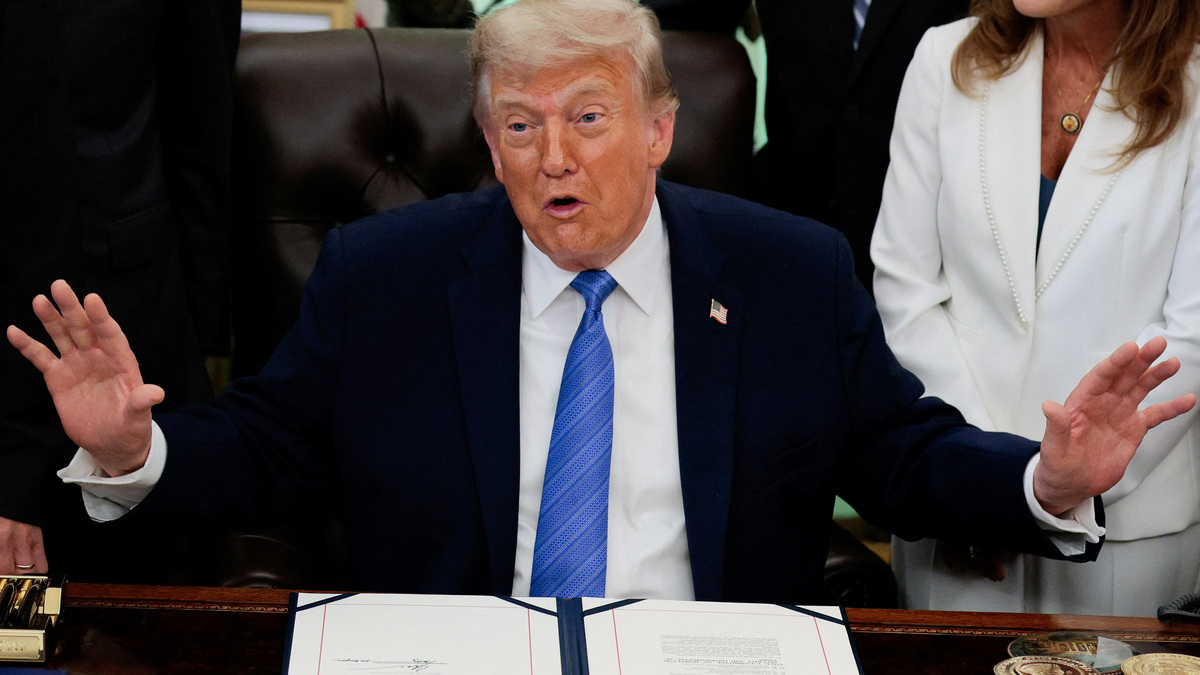 U.S. President Donald Trump speaks in the Oval Office as he signs the Secure America Act, at the White House in Washington, D.C., U.S., June 10, 2026. REUTERS/Evan Vucci