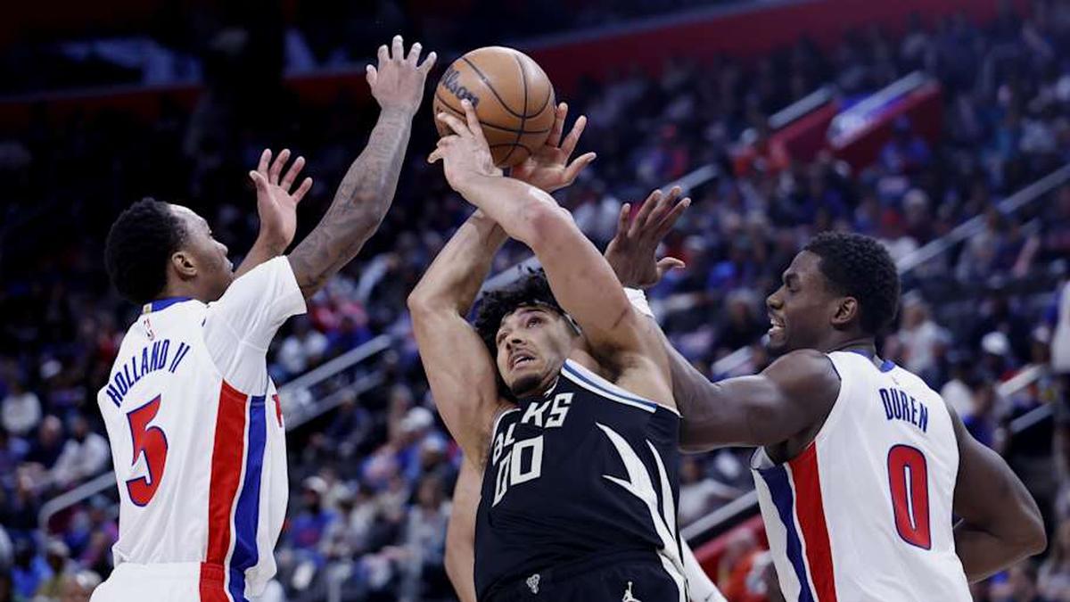  Apr 08, 2026; Detroit, MI, USA; Milwaukee Bucks center Jericho Sims (00) Detroit Pistons forward Ron Holland II (5) and center Jalen Duren (0) goes for the rebound in the first half at Little Caesars Arena. Mandatory Credit: Rick Osentoski-Imagn Images | Rick Osentoski-Imagn Images 