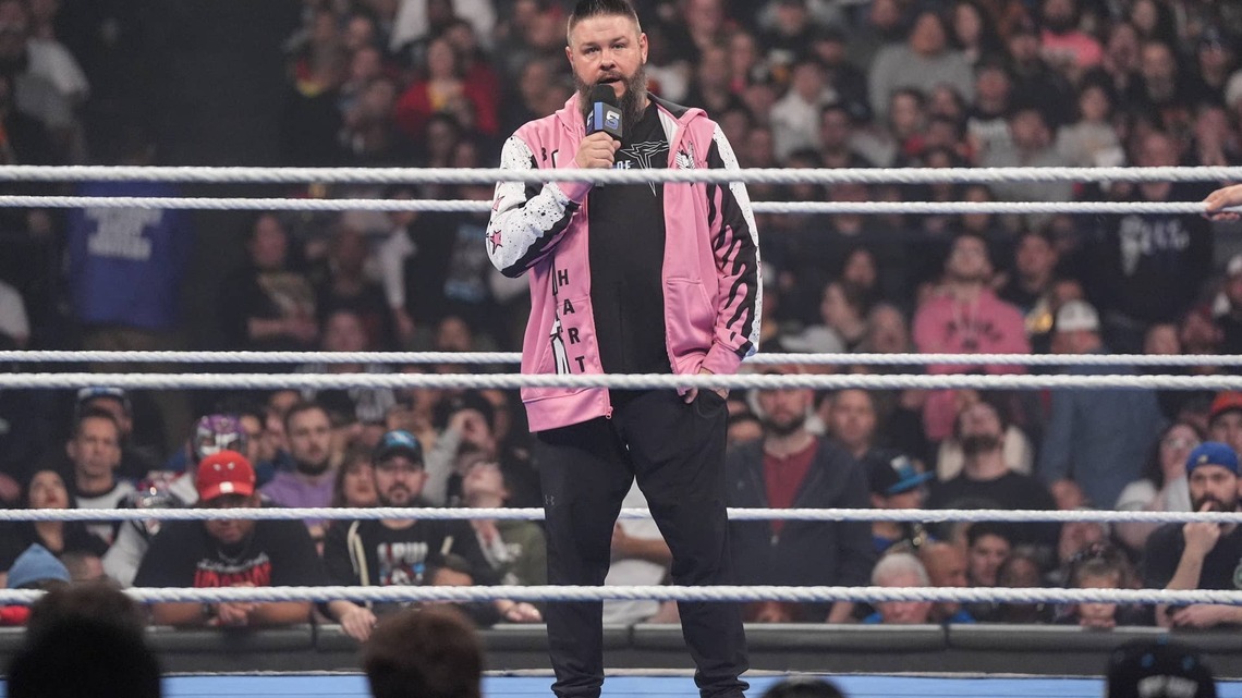 Top WWE Superstar Suffers Apparent Injury During House Show 
