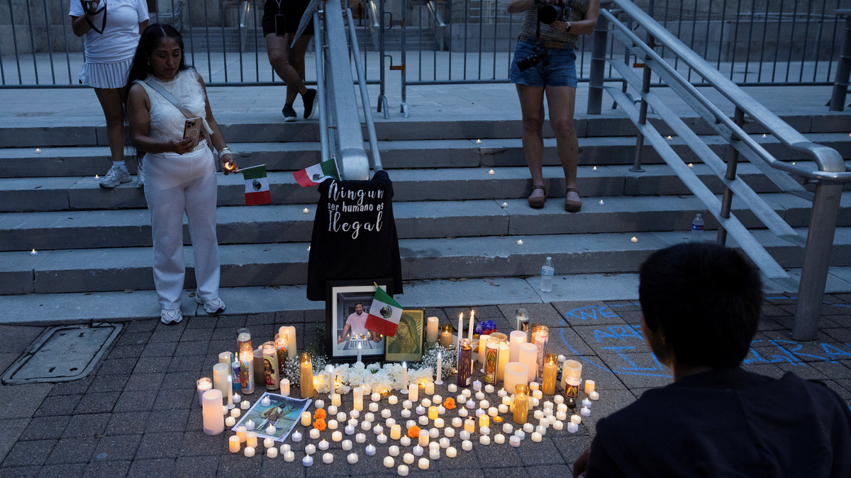 Personas se reúnen junto durante una vigilia por el automovilista mexicano Lorenzo Salgado Araujo, quien murió tras recibir un disparo de un agente del ICE durante una parada de tráfico en Houston, Texas, el 12 de julio de 2026. 