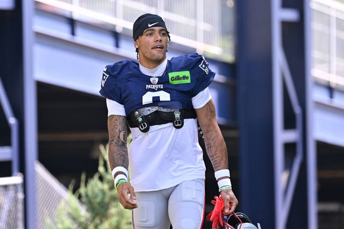 New England Patriots cornerback Christian Gonzalez (0) heads to the practice fields for training camp in 2025 at Gillette Stadium. Eric Canha-Imagn Images