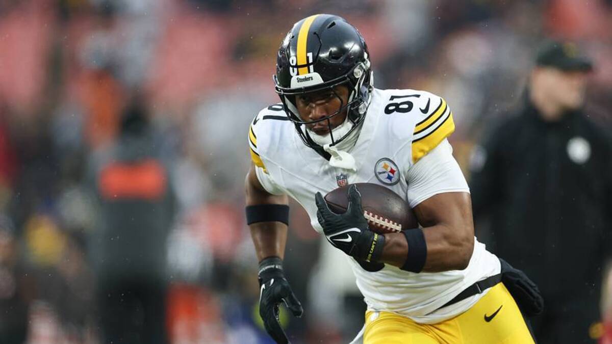  Dec 28, 2025; Cleveland, Ohio, USA; Pittsburgh Steelers tight end Jonnu Smith (81) warms up before the game against the Cleveland Browns at Huntington Bank Field. | IMAGN IMAGES via Reuters Connect 