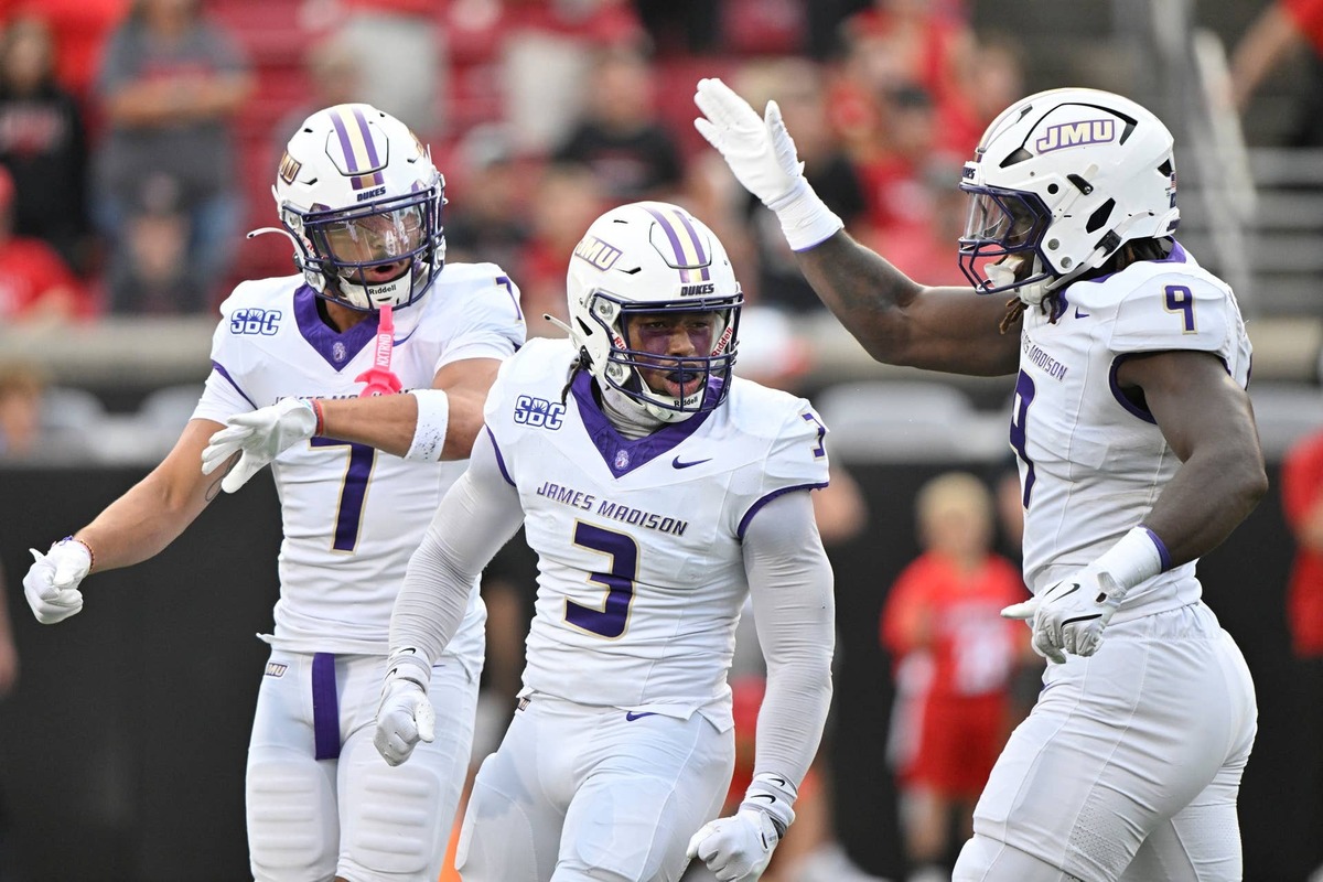  James Madison linebacker Gannon Weathersby (3) celebrates with safety Jacob Thomas (7) and defensive lineman Xavier Holmes (9) against Louisville at L&N Federal Credit Union Stadium on Sept. 5, 2025, in Louisville, Kentucky. Jamie Rhodes-Imagn Images