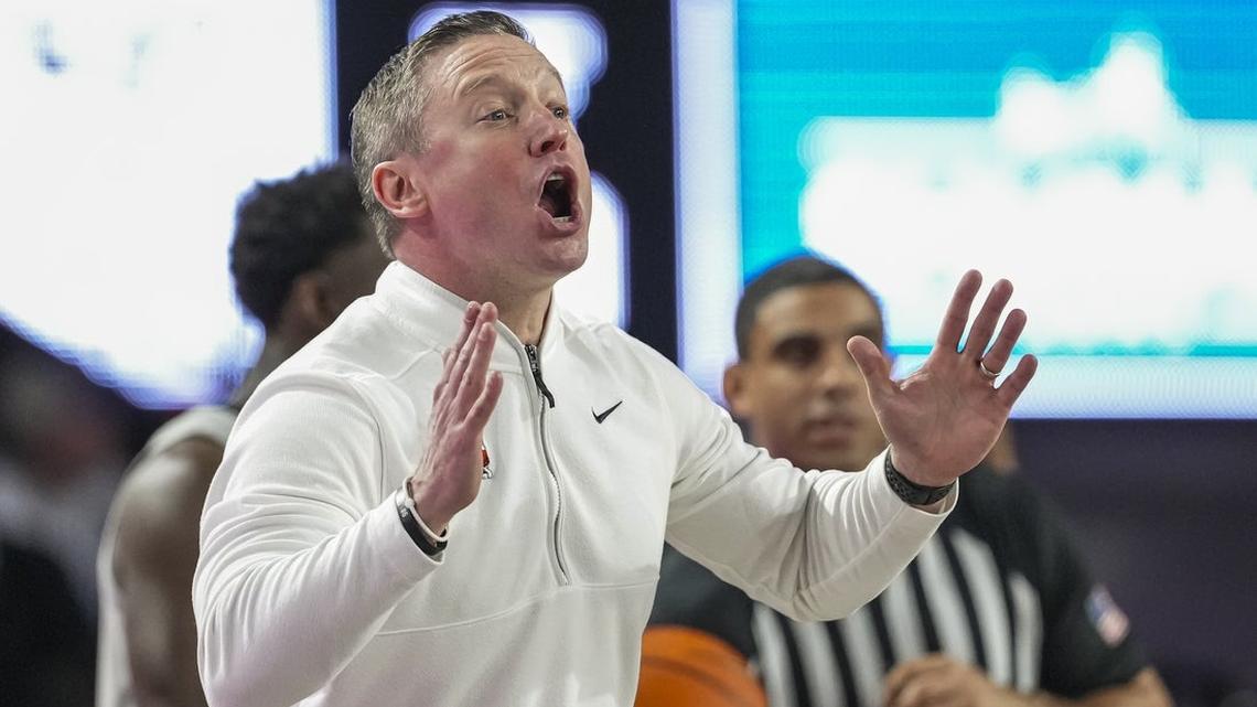 After snapping 9-game skid, Oklahoma hosts reeling Georgia 