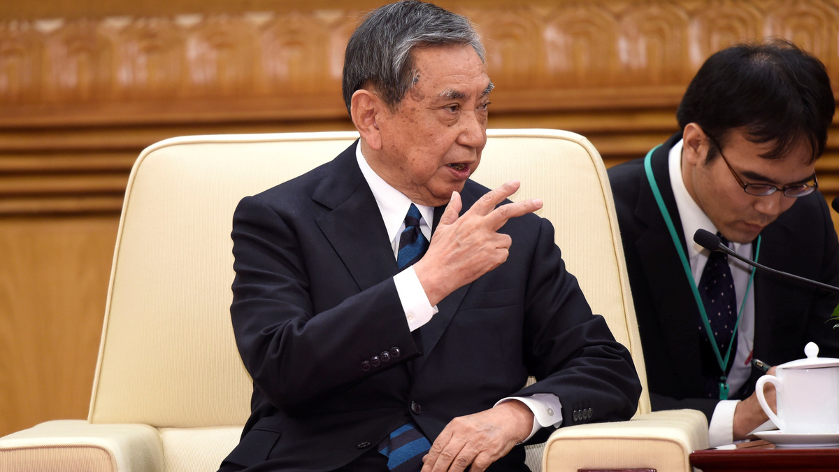 FILE PHOTO: Yohei Kono, head of the Japanese Association for the Promotion of International Trade, speaks with China's Premier Li Keqiang (not pictured), at the Great Hall of People, in Beijing, China April 9, 2018. REUTERS/Parker Song/Pool/File Photo