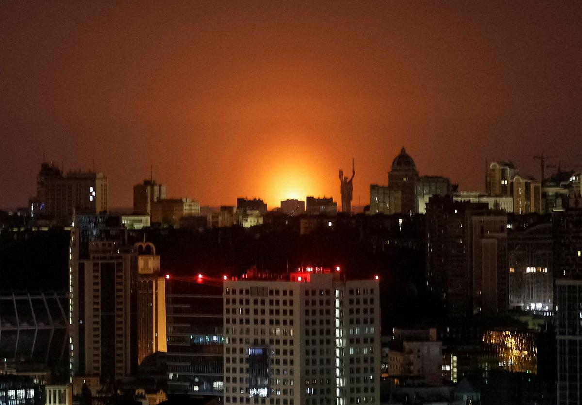 An explosion lights up the sky over the city during a Russian missile and drone strike, amid Russia's attack on Ukraine, in Kyiv, Ukraine May 14, 2026. REUTERS/Gleb Garanich     TPX IMAGES OF THE DAY