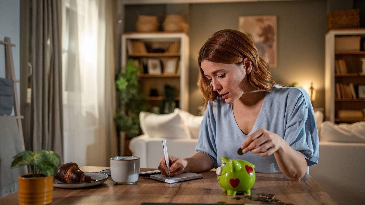  Small overdue credit card balances increasingly reflect income strain rather than overspending, as financially stretched households struggle to cover everyday essentials. 