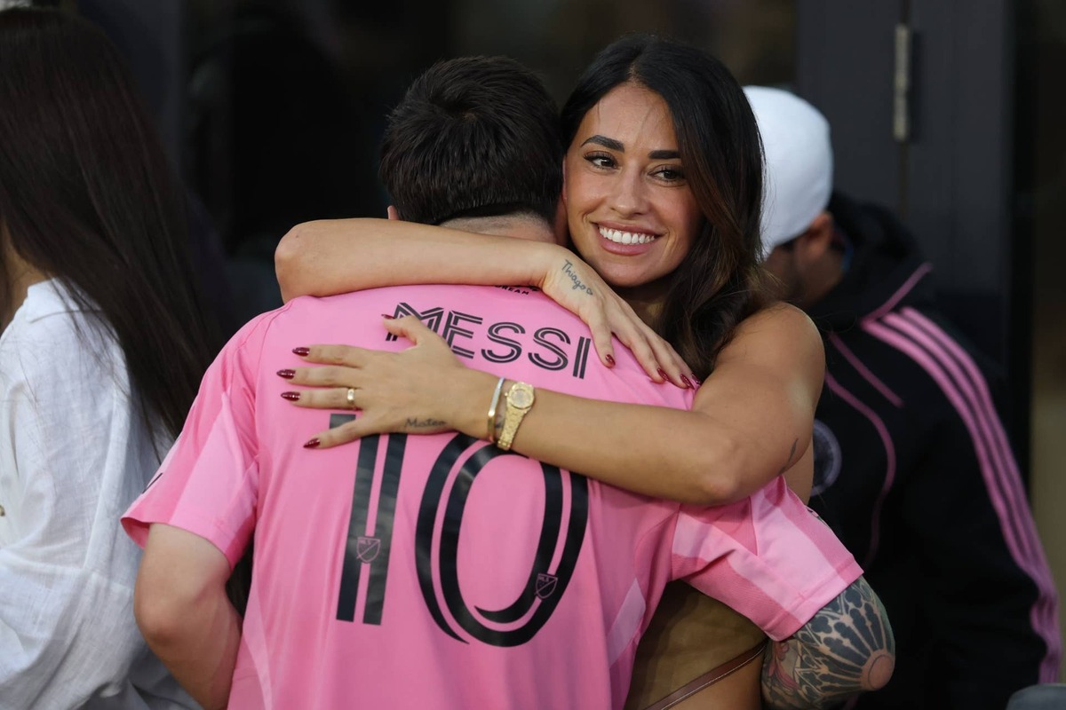  Lionel Messi hugs Antonella Rocuzzo after winning the Championship following the MLS Cup Final match between Inter Miami CF and Vancouver Whitecaps FC on December 06, 2025 in Fort Lauderdale, Florida. (Photo by Maddie Meyer/Getty Images)