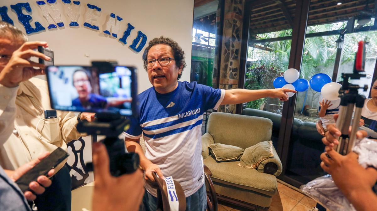 En esta fotografía de archivo del 11 de junio de 2019, el periodista nicaragüense Miguel Mora habla con la prensa luego de salir de prisión, en su casa de Managua, Nicaragua. El precandidato presidencial fue nuevamente detenido el 20 de junio de 2021, según la Policía, por presuntos delitos contra la “independencia y soberanía”.