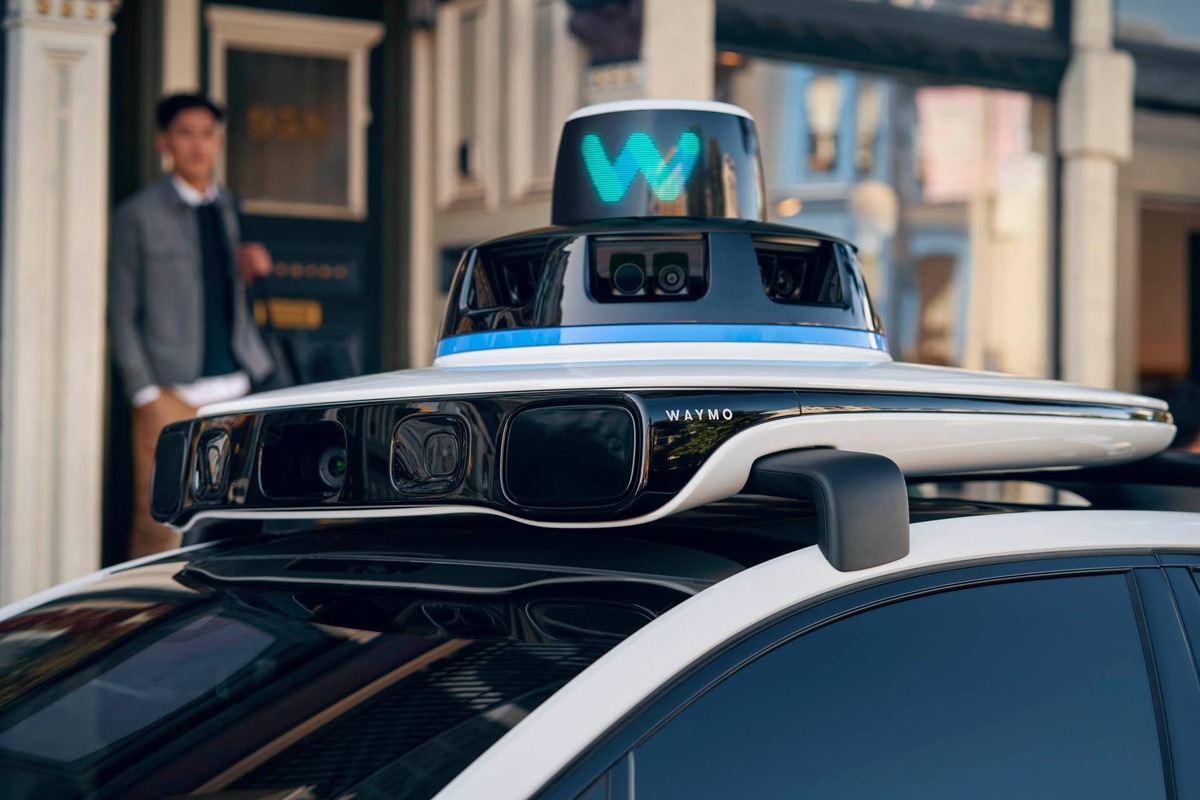  Waymo robotaxi