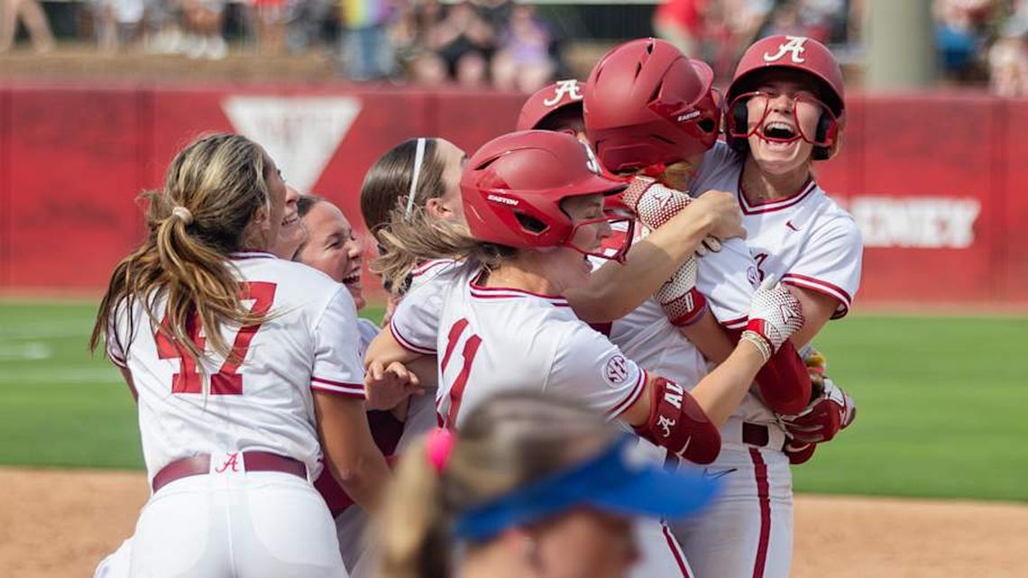  Alabama Softball celebrates the walk off single win in the second game of the series against Kentucky on Apr. 18, 2026. | Sarah Munzenmaier/Alabama Crimson Tide on SI 