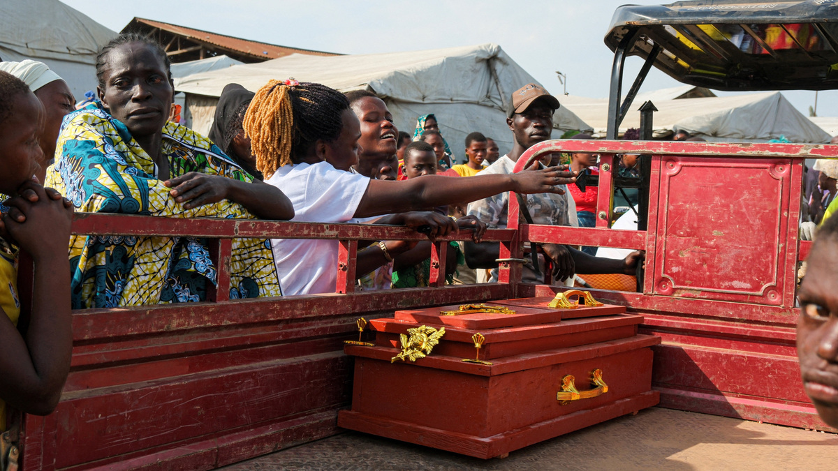 Relatives and friends mourn next to the coffin of a person who died of Ebola before the burial at Nyamurongo Cemetery, one month after an Ebola outbreak was declared, in Bunia, eastern Democratic Republic of Congo, June 18, 2026. REUTERS/Gradel Muyisa Mumbere TPX IMAGES OF THE DAY