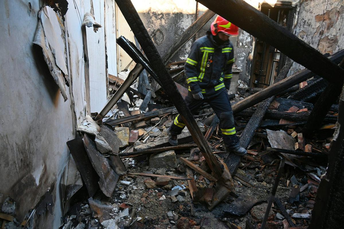  A rescue worker walks inside apartments destroyed by a Russian strike in Odesa, Ukraine, on April 27, 2026. AP Photo/Michael Shtekel 