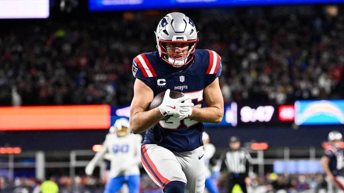  Jan 11, 2026; Foxborough, MA, USA; New England Patriots tight end Hunter Henry (85) scores a touchdown during the fourth quarter against the Los Angeles Chargers in an AFC Wild Card Round game at Gillette Stadium. Mandatory Credit: Eric Canha-Imagn Images | IMAGN IMAGES via Reuters Connect 