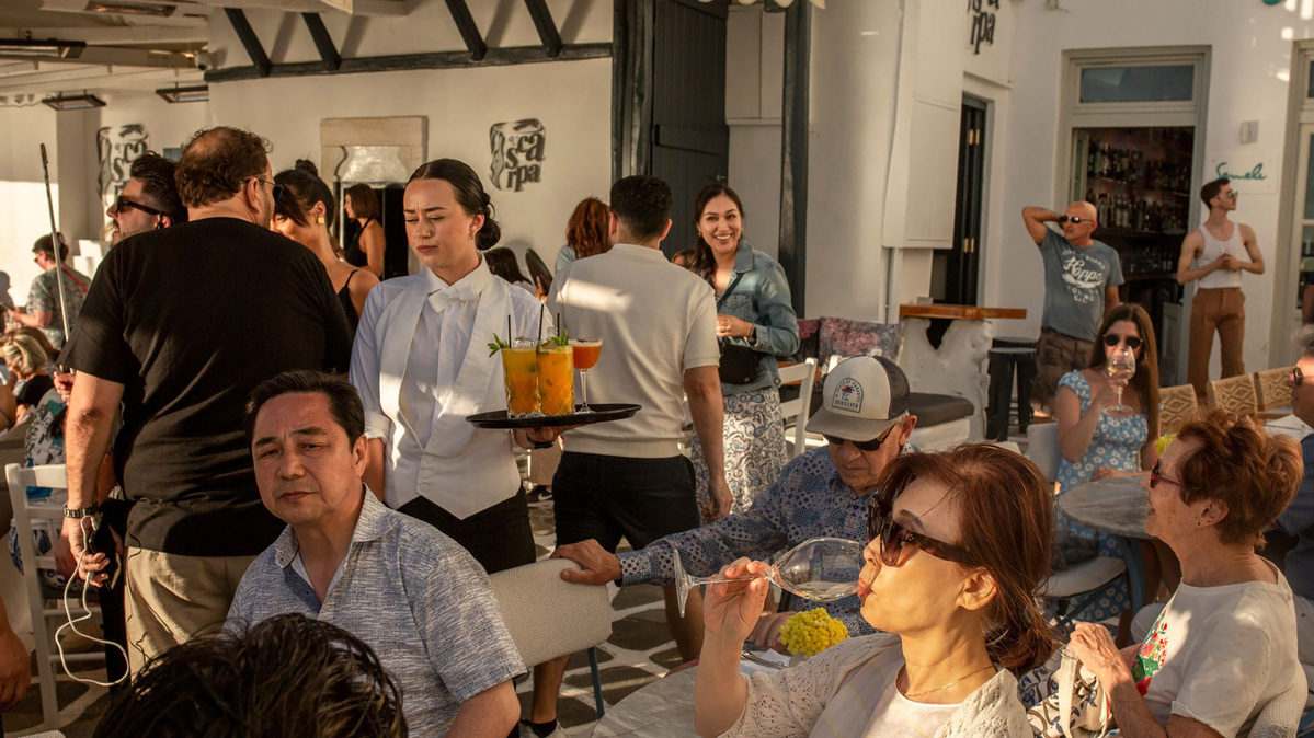 In 2025, there were more than three times as many tourists in Greece as there were local residents. On popular islands such as Santorini and Mykonos, record-breaking tourist numbers are pushing the infrastructure to its limits. (Socrates Baltagiannis/dpa/TNS)