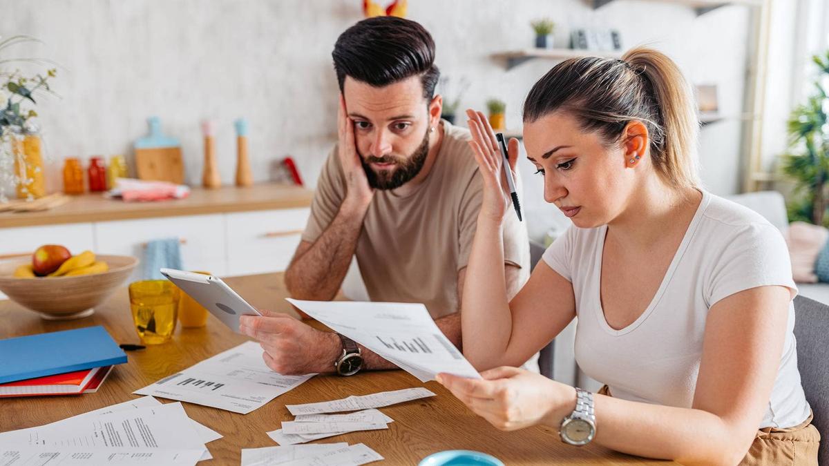  Credit card balances dipped after holiday spending, but rising household debt shows America's long-term borrowing trend is still climbing. 