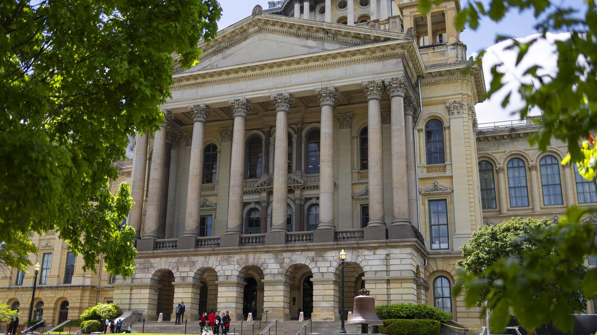 People congregate outside the Illinois State Capitol building in Springfield on May 6, 2026. (Eileen T. Meslar/Chicago Tribune/TNS)