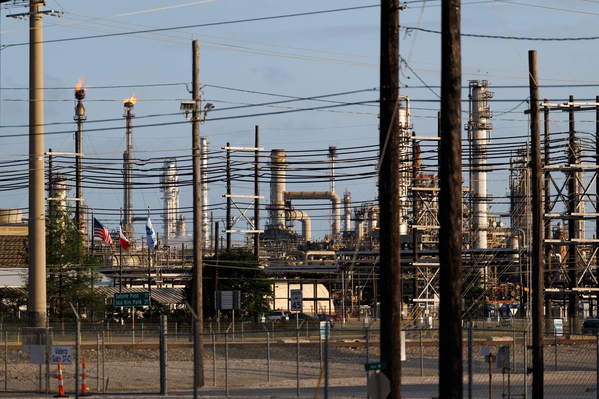  Natural gas burns cleaner than coal, which makes it easier to defend in regulatory conversations Felix/Getty Images
