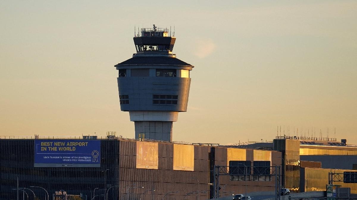The air traffic control tower at New York's Laguardia Airport in the Queens borough of New York City, U.S., November 7, 2025. REUTERS/Ryan Murphy
